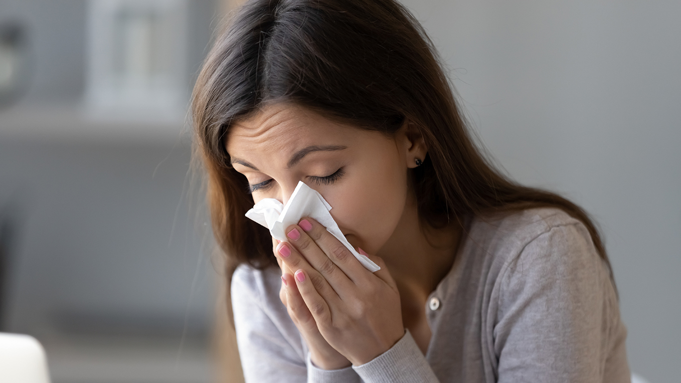 Frau mit Schnupfen: Zink Überdosierung kann Symptome verschlimmern