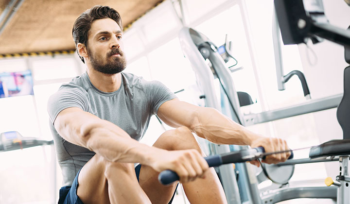 Mann beim Krafttraining: Zink unterstützt bei sportlicher Anstrengung