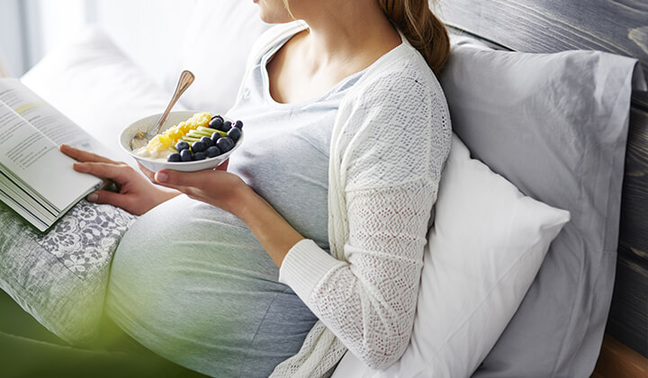 Frau beugt Zinkmangel in Schwangerschaft vor 