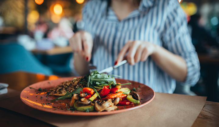 Frau deckt Selen-Tagesbedarf über die Ernährung