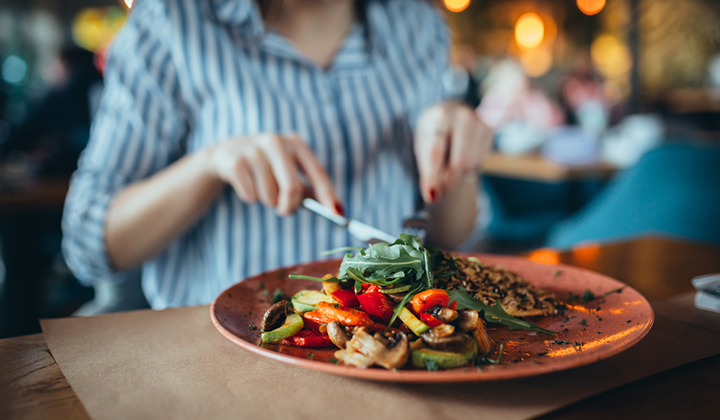 Frau deckt mit Essen Selen-Tagesbedarf 