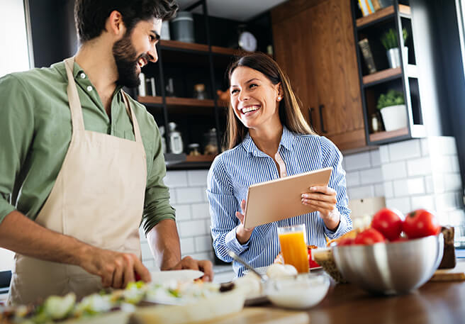 Rohes Gemüse und Obst als reichhaltige  Vitamin-C-Lebensmittel