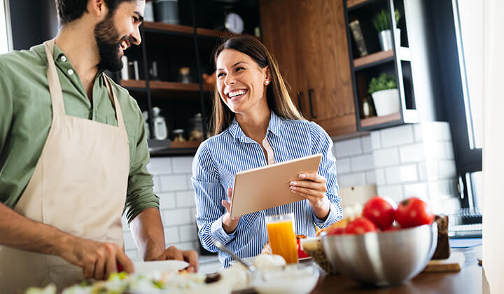 Rohes Gemüse und Obst als reichhaltige Vitamin-C-Lebensmittel 
